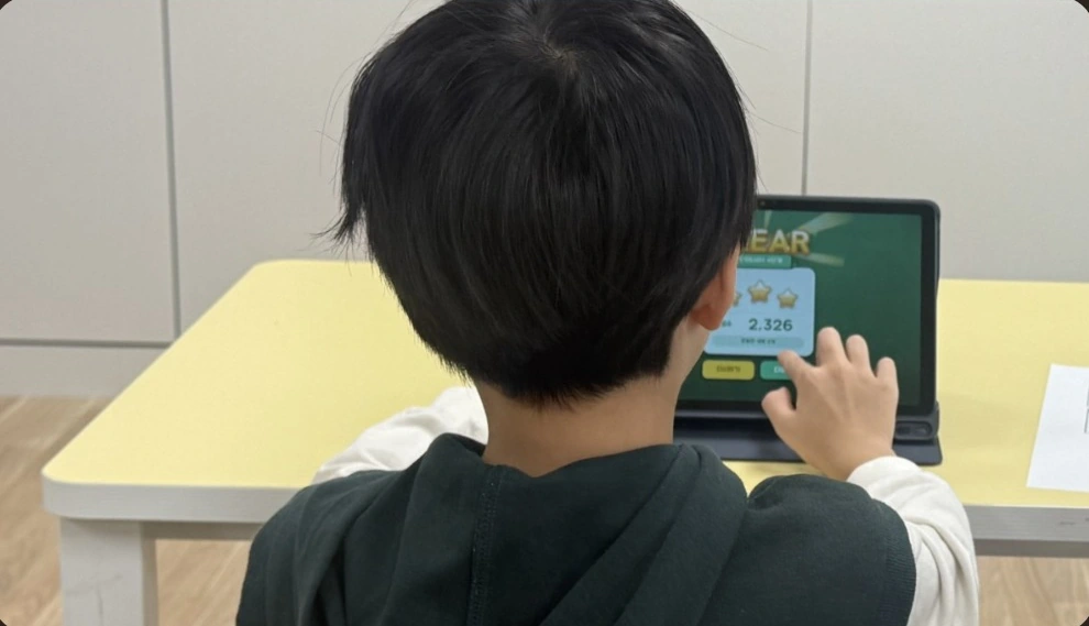 글림 게임의 완료 화면을 살펴보는 아이의 뒷모습